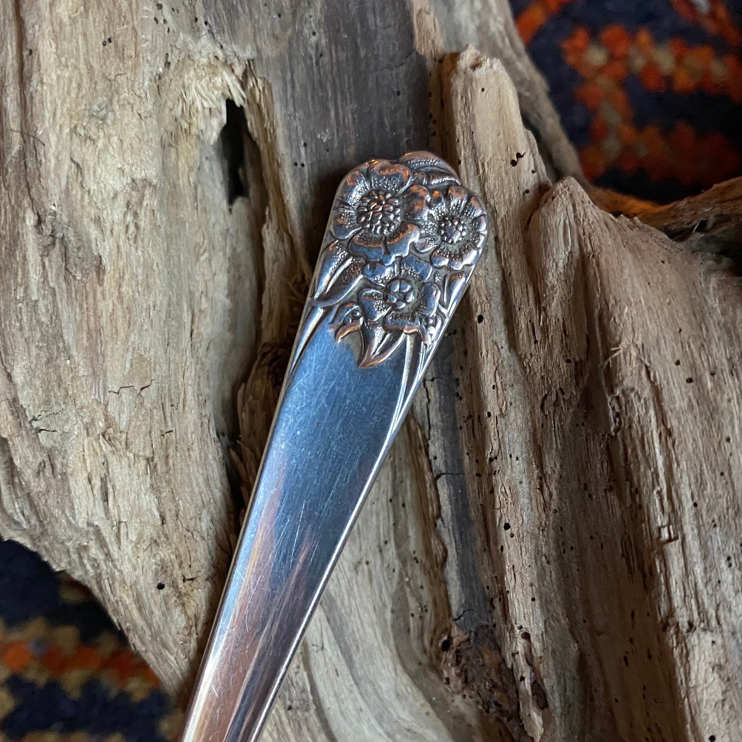 Vintage 50s WM. ROGERS SON IS April Silverplate Spoon